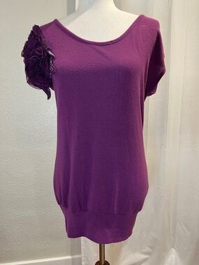 Purple Short Sleeve Tunic Top with Lace Floral Shoulder Detail and Open Back. M